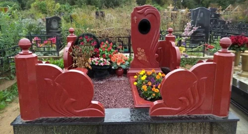 Памятники из малинового кварцита