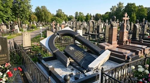 Как застраховать памятник на могилу